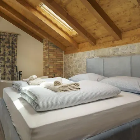 Willa Dalmatina Charming Stone House With Pool, 40 M From Tribalj